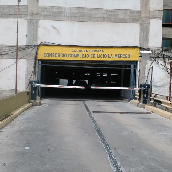 Cochera En Venta Sobre Rivadavia 138, Pleno Cento.