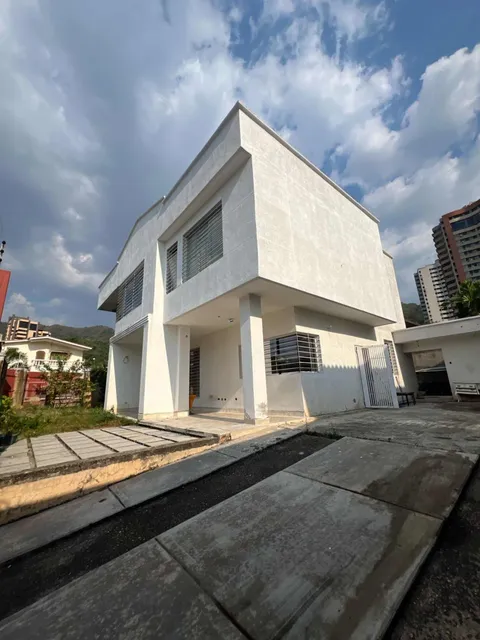Casa Con Calle Privada En Urb Las Chimeneas