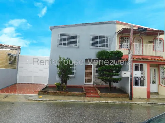 **/**maria E. Vende Amoblado, Equipado, Con Cocina Moderna, Elegante Y Hermosa Casaduplex De 153 M2, Con Una Estupenda Ubicación En Urb. Prados De Cabudare, Lara#25-21704**4h 3b** 
