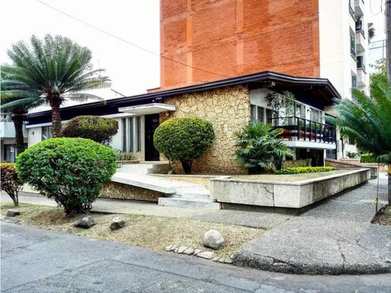 Casa Esquinera En La Castellana- Excelente Ubicación