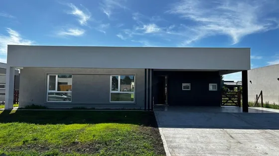 Casa En Venta - 4 Dormitorios 4 Baños - Cocheras - 215mts2 - Guernica