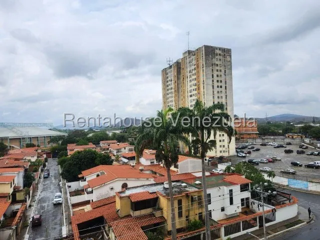 Raiza Suarez Vende Amplio Apartamento En Club Hípico Las Trinitarias 2 5 2 0 1 9 1 Barquisimeto, Cercano A Vías Principales De Lazona Cercana A Comercios, Colegios, Centro Comerciales, Transpo Ciudad 
