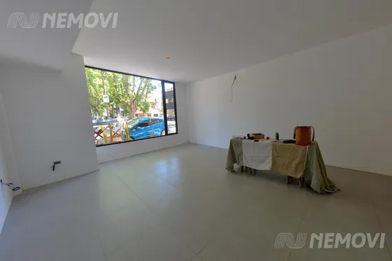 Venta Local Con Patio Parque Saavedra