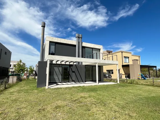Casa En Venta En Barrio Araucarias Puertos Escobar Hormigon