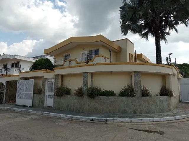 Johana Lazaro Vende Casa En La Urb. Prebo Ii, De 2 Niveles En Calle Cerrada. -área De Terreno De 406 Mts       (solo Clientes)