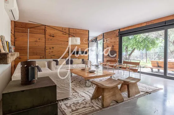 Casa Con Un Diseño Único Y Amplios Espacios