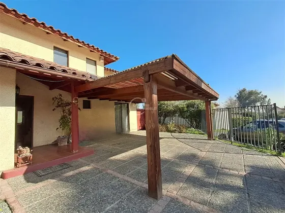 Casa En Venta De 5 Dorm. En Peñalolén
