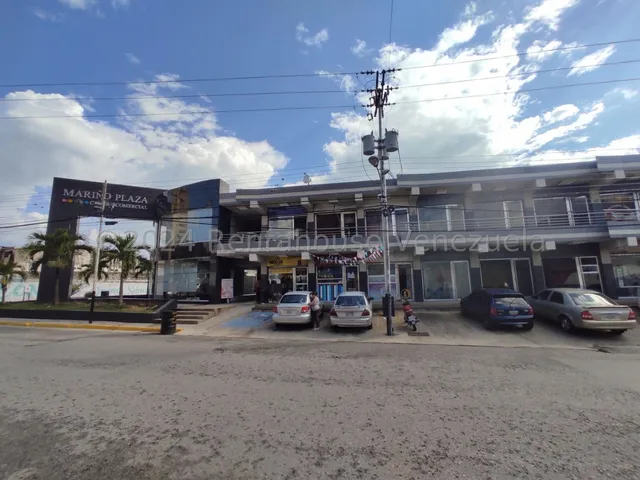 Practico Y Funcional Local Comercial En Un Centro Comercial De Nueva Data 24-28115 Irrr