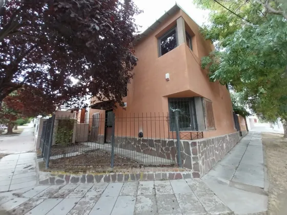 Casa En Esquina Barrio Docente 