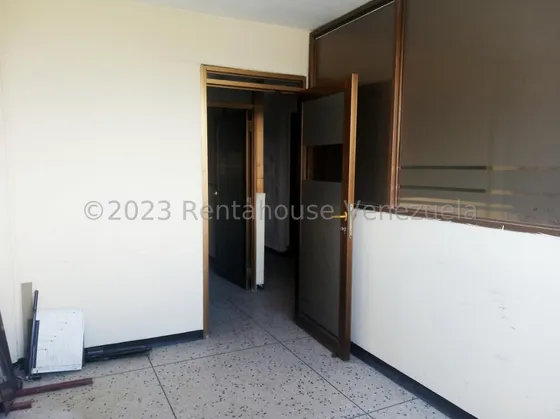 Raiza Suárez Vende Hermosa Oficina En El Centro De La Ciudad 2  4  8  0  2  3 Cuenta Con 42mts2, 1 Baño, 1 Puesto De Estacionamiento, Vigilancia Privada, Eléctrico 110 Vlts, 220 Vlts