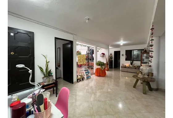 Excelente Casa Esquinera En Primer Piso, Sector Guayabal