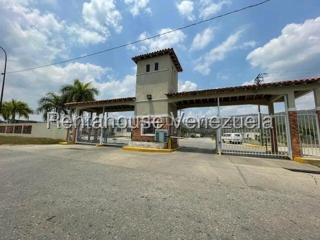 Sara Pastran Vende Moderna Casa Tipo Town House En La Ensenada Remodelada Código 25-10146 Sps