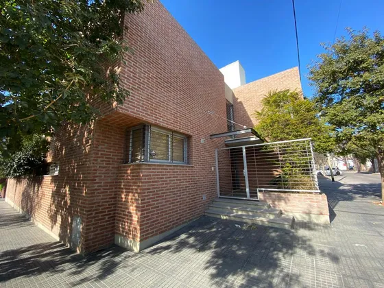 Hermosa Casa En Alto Alberdi | 3 Dorm  | 3 Baños | Patio Con Galería
