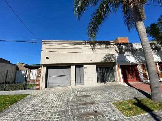 Casa En Venta En La Plata 4  Dormitorios Y Cochera