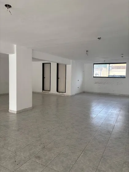 Iris Hernandez Alquila Local Comercial ( 300 Mt2) Av. Bolivar, Cerca Av Cedeño. Valencia