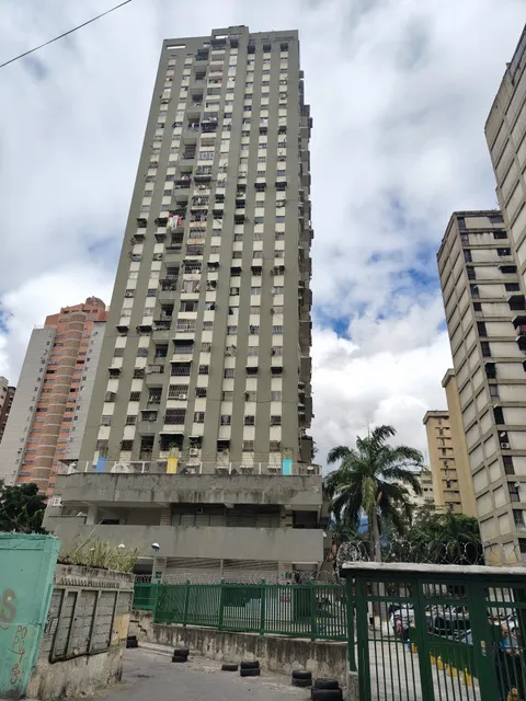 Habitación En Alquiler/ Centro De Caracas (solo Dama)