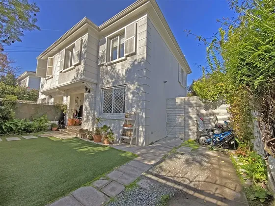 Casa Remodelada En Venta De 3d/3b Y Jardín En Providencia
