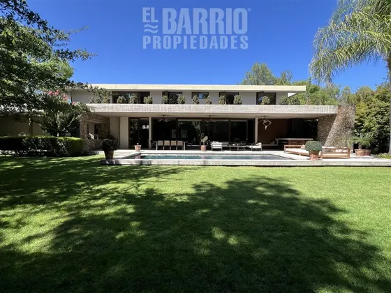 Casa En Venta De 5 Dorm. En Las Brisas De Chicureo