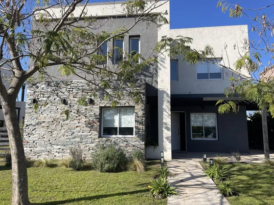 Casa Santa Emilia 6 Ambientes Con Pileta