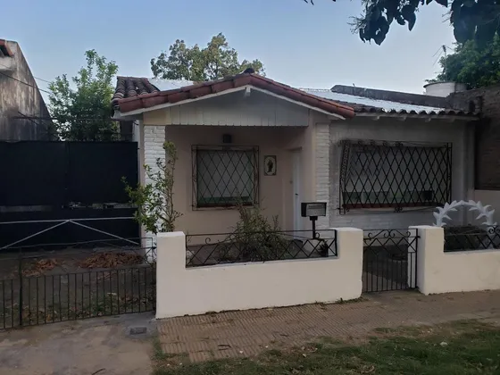 Casa En Venta - 2 Habitaciones 1 Baño - Gran Patio - 320mts2 - Florencio Varela