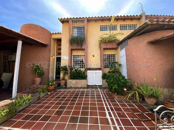 Maikelly Zabala Te Trae, Excelente Casa En Venta Ubicada En Trinitarias Zona Este De Barquisimeto, Flex: 25-6219, Cuenta Con Fácil Acceso, Cercano A Comercios, Mz