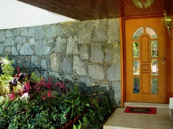 Prados Del Este Casa En Venta, Calle Cerrada Con Vigilancia
