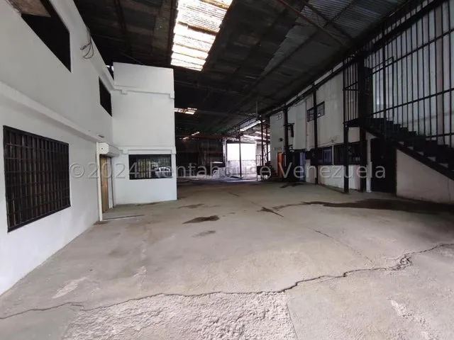 Galpón / Depósito Comercial ( A Pie De Calle)  Alquiler Miranda ( Al Lado De La Universidad Santa Maria) Mls - 24-24130