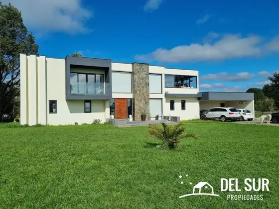Moderna Casa En Venta, Inserta En Loteo Consolidado