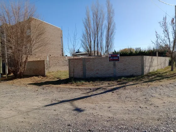 Terreno En Venta En Esquina Con Platea Y Medianerasurbanización Bosch, Neuquén Capital