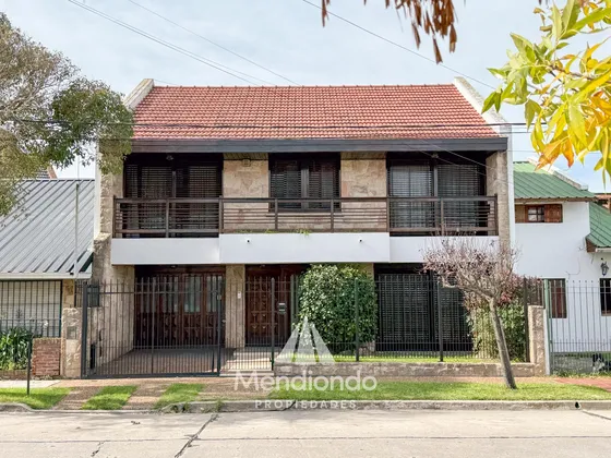 Casa 4 Amb. C/ Cochera Doble De 202 M2 Impecable En San José
