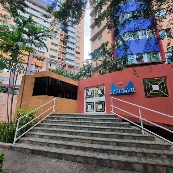 Bello Apartamento En Alquiler, Piso Medio, Sin Amoblar. Conjunto Res Portales De Shalimar, Urb La Trigaleña. Valencia Edo Carabobo. Nereida Rosales