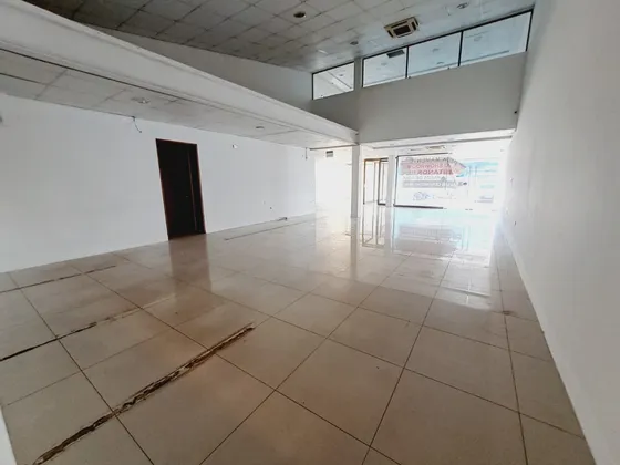 Amplio Local O Sala De Ventas Cercano A Aerodromo Tobalaba