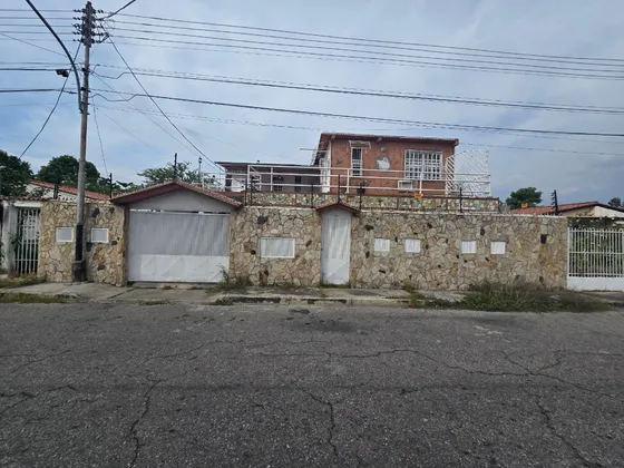¡gran Oportunidad! Amplia Casa En Venta En Urb. Los Samanes Ii, Maracay 015js