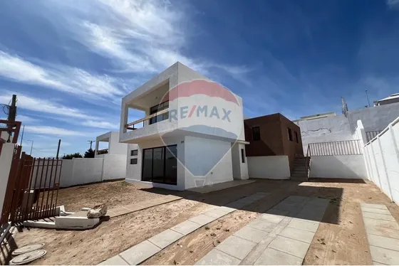 Casa Con Vista Al Mar Y Diseño En Tres Niveles