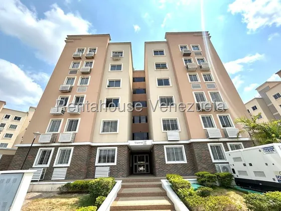 María Valera Alquila Impresionante Apartamento En Piso Bajo Al Este De Barquisimeto, Ofrece Comodidad Y Estilo, Amplias Habitaciones, Cocina Equipada, Piscina, Gimnasio, Planta Eléctrica.