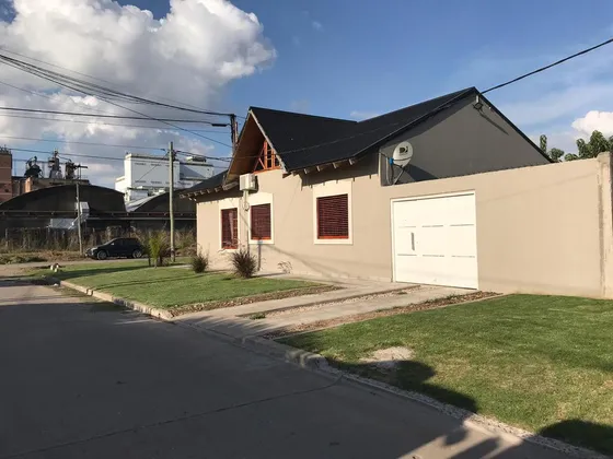 Casa En Venta - 4 Dormitorios 2 Baños 2 Cocheras - 226 Mts2 - Lisandro Olmos Etcheverry