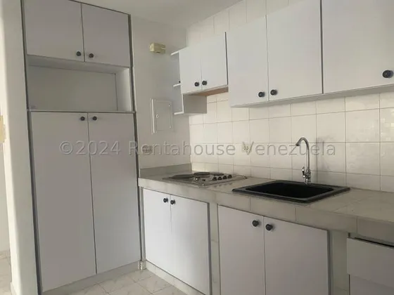  Apartamento Amplio Y Cómodo  Con Espaciosas Habitaciones     24-28927