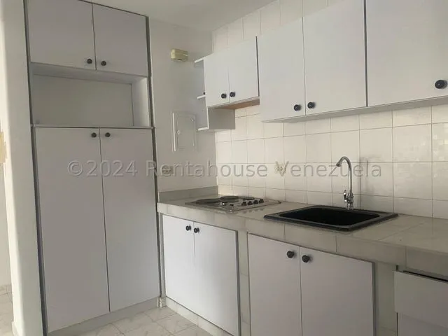  Apartamento Amplio Y Cómodo  Con Espaciosas Habitaciones     24-28927