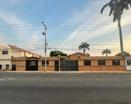 Local Comercial Av. Anzoátegui, Lechería