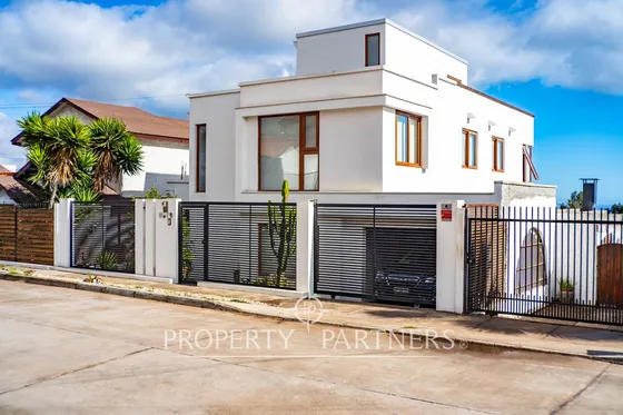 Increíble Casa Remodelada En Pleno Barrio De San J...