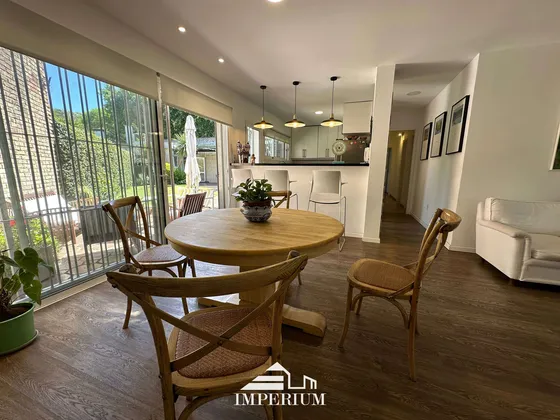 Casa Multifamiliar En P.u En Punta Gorda, Con Dos Monoamientes, Patio, Barbacoa Y Cochera Para 2 Vehículos
