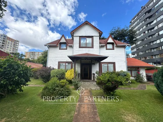 En Venta, Amplia Casa Con Gran Terreno.