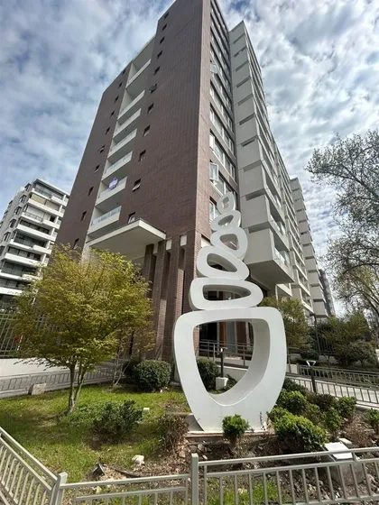 Estudio Semi Nuevo ,moderno ,con Estacionamiento Y Bodega,