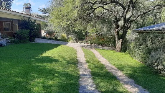 Dpto. De 2 Ambientes Amplios, Con Gran Jardin Y Privacidad.
