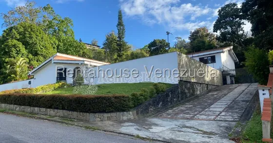Casa En Venta En La Lagunita Country Club Con Amplios Espacios Bien Ventilados, Parque Infantil, Estudio, Gimnasio Y Jardin Privado. 26-13598