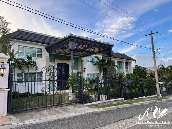 Majestuosa Casa En La Urbanización Don Simón