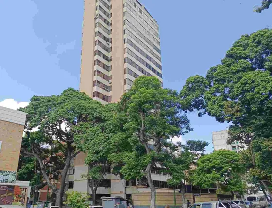 Oficina / Alquiler Semi-amoblada / Torre 18-la Campiña /58m2 /2,1 , 1 / Canon 550+servicios