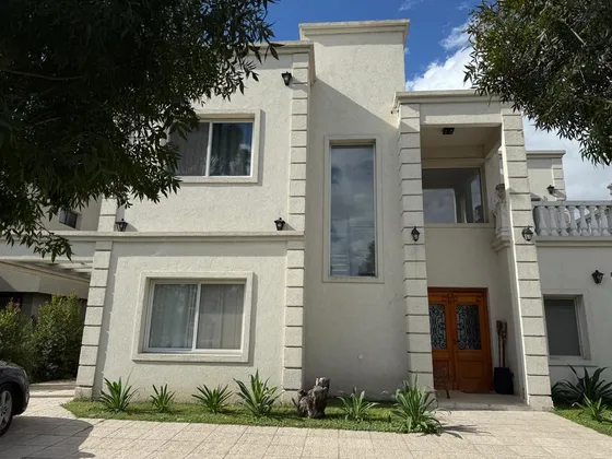Casa En  Venta 4 Dormitorios Barrio Santo Tomas Pilar