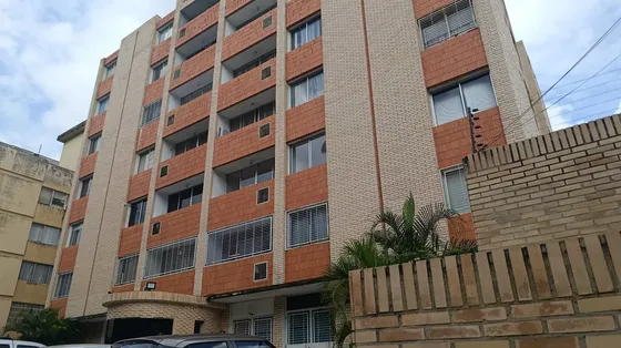 J.j Latouche Apartamento En Venta Tipo Estudio Avenida Bolivar Norte Valencia, Recientemente Remodelado Y Actualizado, Edificio Entablillado, Sin Problemas De Agua.