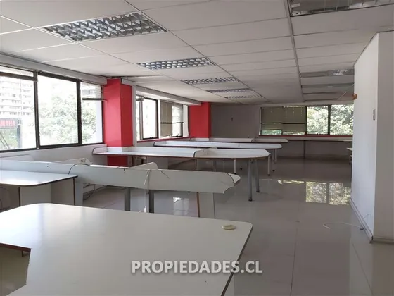 Oficina En Arriendo En Sector Apumanque / Las Condes